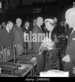 Kongress Europäische Bewegung im Rittersaal [Eröffnung in Anwesenheit von Königin Juliana und Prinz Bernhard] Anmerkung: Konin Juliana. Rechtsprofessor Schlichting. Robert Schuman Verlassen. In der zweiten Reihe J.R.H. van Schaik, Mitglied des Staatsrates Datum: 8. Oktober 1953 Ort: Die Haager Schlüsselwörter: Kongresse, internationale Organisationen Institutionenname: Ridderzaal Stockfoto