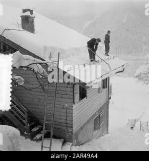 Königsbesuch in Grindelwald, Bilder von Grindelwald Datum: 31. Dezember 1953 Standort: Grindelwald Schlagwörter: Arbeiter, Häuser, Schnee, Arbeit Stockfoto