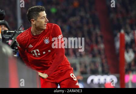 München München München, Deutschland. Januar 2020. Firo: 25.01.2020 Fußball, Fußball: 1. Bundesliga, Saison 2019/2020 FC Bayern München München München München München München München München München - FC Schalke 04 5: 0 FCB Robert Lewandowski, Nutzung weltweit Credit: Dpa / Alamy Live News Stockfoto