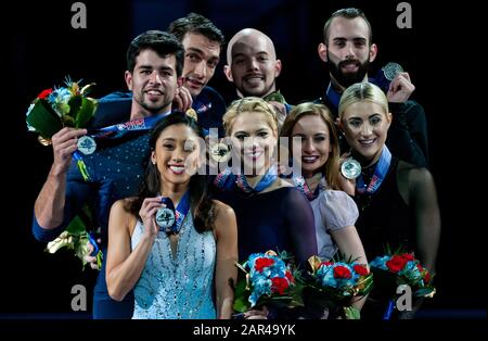 Greensboro, North Carolina, USA. Januar 2020. 25. Januar 2020 Ã GREENSBORO, N.C., US - Die ersten bis vierten Gewinner im Championaillen-Wettbewerb posieren mit ihren Medaillen während der Toyota U.S. Figure Skating Championship 2020 im Greensboro Coliseum. Erste Platzsieger waren ALEXA KNIERIM & CHRISTOPHER KNIERIM aus Chicago und San Diego. Gutschrift: Timothy L. Hale/ZUMA Wire/Alamy Live News Stockfoto