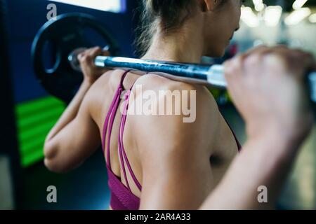 Athletische Frau im Fitnessstudio Gewichte an der Turnhalle Stockfoto