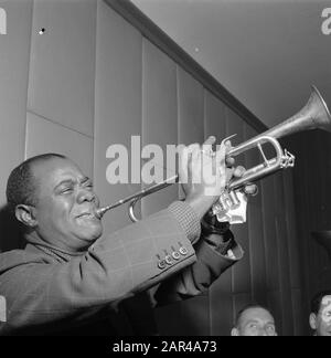 Louis Armstrong besucht Amsterdam Datum: 29. Oktober 1955 Ort: Amsterdam, Noord-Holland Schlüsselwörter: Trompeten-Personenname: Armstrong, Louis Stockfoto