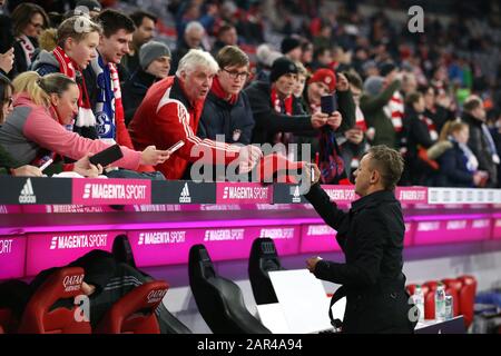 München München München, Deutschland. Januar 2020. Firo: 25.01.2020 Fußball, Fußball: 1. Bundesliga, Saison 2019/2020 FC Bayern München München München München München München München München München - FC Schalke 04 5: 0 Rafinha, selfie und Autogramme mit Fans weltweite Nutzung Credit: Dpa / Alamy Live News Stockfoto