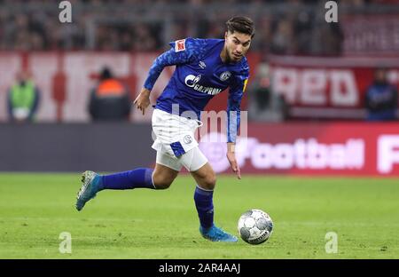 München München München, Deutschland. Januar 2020. Firo: 25.01.2020 Fußball, Fußball: 1. Bundesliga, Saison 2019/2020 FC Bayern München München München München München München München München - FC Schalke 04 5: 0 S04 Suat Serdar, Einzelaktion weltweite Nutzung Credit: Dpa / Alamy Live News Stockfoto