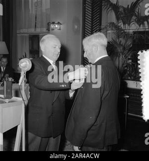 Empfang im Carlton Hotel in Amsterdam zu Ehren von Dr. Martin J. Premsela, der am 25. Januar 1956 60 Jahre alt wurde. Herr Borremans (links), General des belgischen Konsuls, spricht Dr. Premsela vom Kronenorden Belgiens für seine verdienstvolle Arbeit auf dem Gebiet der französischen Sprache und Literatur Datum: 28. Januar 1956 Ort: Amsterdam, Noord-Holland Schlüsselwörter: Diplomaten, literarinnen, Auszeichnungen usw. Empfänge, Wissenschaftler persönlicher Name: Borremans, Premsela Martin J Stockfoto