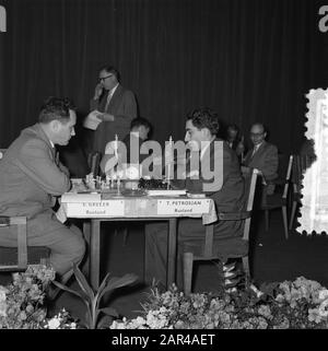 Erste Runde der Kandidatinnen WM-Schach. Um den linken Geller rechts zu unterzeichnen Petrolian Datum: 26. März 1956 Schlagwörter: Schach, Runden, Tourturniere Stockfoto