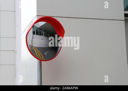 Konvexer Spiegel für Fahrer, um die Sicht in einem weiten Winkel zu sehen. Stockfoto