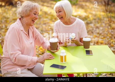 Fröhliche Freunde haben Spaß im Park Stockfoto