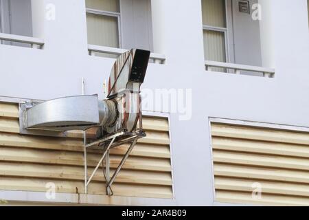 Ventilatoren zur Rauchsaugung außerhalb des Gebäudes. Abzugshaube außerhalb des Gebäudes installiert. Stockfoto