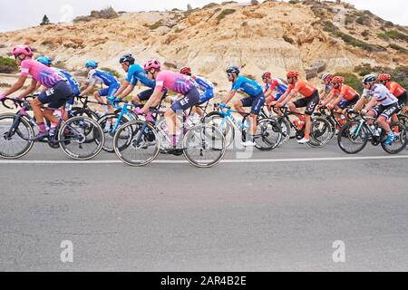 Aldinga, Adelaide, Australien. Januar 2020. Fahrer, die auf der 6. Etappe der Tour Im Radrennen antreten, während sie durch den Strandbereich von Aldinga fahren. Kredit: Russell Mountford/Alamy Live News. Stockfoto