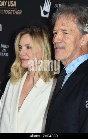 Beverly Hills, Kalifornien, USA 25. Januar 2020 Schauspielerin Michelle Pfeiffer und Ehemann Produzent David E. Kelley nehmen am 25. Januar 2020 im Beverly Wilshire Hotel in Beverly Hills, Kalifornien, USA, an G'Day USA 2020. Foto von Barry King/Alamy Live News Stockfoto