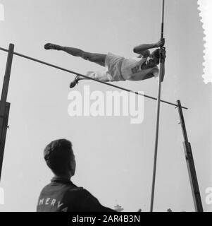 200 Meter lange Meisterschaft der Niederlande in Rotterdam. Poststick Hochsprung der Eef Kamerbeek PSV Datum: 23. September 1956 Ort: Niederlande, Rotterdam Stichwörter: CHAMPIONSHIELS, Ziel persönlicher Name: Kamerbeek, Eef Stockfoto