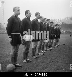 Fußball. Dänemark - Niederlande (2-2) Anmerkung Der niederländischen Nationalmannschaft: Vlnr. Roel Wiersma, Wim Landman, Jan Klaassens, Bram Appel, Cor van der hart, Kees Kuys, Abe Lenstra, Gerrit Voges, Jan Notermans, Coen Moulijn, Tinus Bosselaar Datum: 4. November 1956 Ort: Copenhagen Keywords: Teams, Gruppenporträts, Sport, Fußball Stockfoto