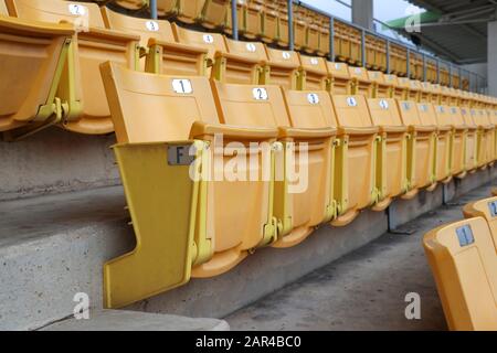 Ein Stuhl zum Sport im Amphitheater. Stühle standen in den Ständen. Stockfoto