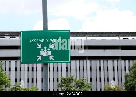 Ein Schild, das im Brandfall den Montagepunkt anzeigt. Stockfoto