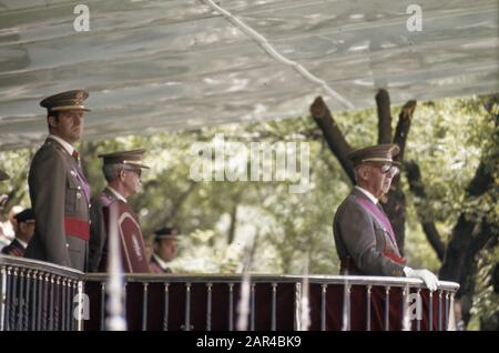 General Franco (rechts) und Prinz Juan Carlos Datum: November 1975 Schlüsselwörter: Generäle persönlicher Name: Franco, Juan Carlos, Fürst von Spanien Stockfoto