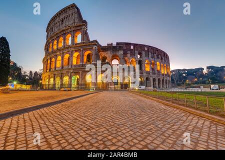 Das imposante römische Colesseum in Rom vor Sonnenaufgang Stockfoto