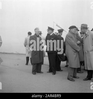 Minister Gielen beim Hr. Frau Dan. Karel Doorman Datum: 7. Oktober 1947 Schlüsselwörter: Marine, Minister, Schiffe Stockfoto