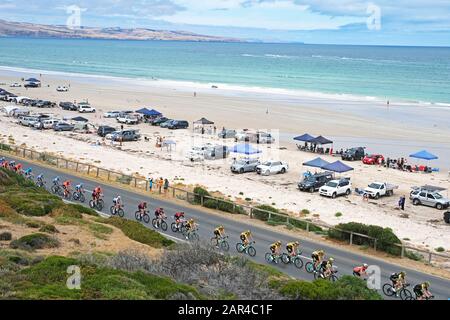 Aldinga, Adelaide, Australien. Januar 2020. Fahrer, die auf der 6. Etappe der Tour Im Radrennen antreten, während sie durch den Strandbereich von Aldinga fahren. Kredit: Russell Mountford/Alamy Live News. Stockfoto