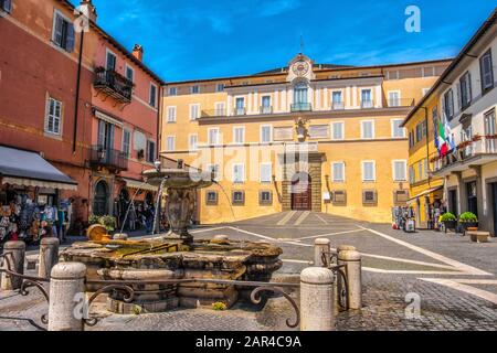 Lokale Sehenswürdigkeiten der Provinz Rom - Castel Gandolfo in Latium - Italien - Gebäude Palazzo Pontificio an der Piazza della Liberta Stockfoto