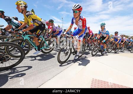 Aldinga, Adelaide, Australien. Januar 2020. Fahrer, die auf der 6. Etappe der Tour Im Radrennen antreten, während sie durch den Strandbereich von Aldinga fahren. Kredit: Russell Mountford/Alamy Live News. Stockfoto