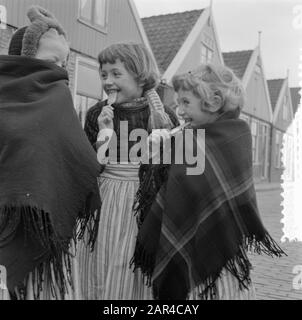 Serie Volendam Datum: 8. Februar 1957 Ort: Noord-Holland, Volendam Schlüsselwörter: Serie Stockfoto