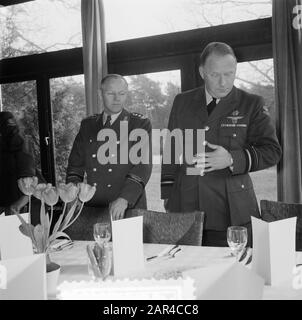 Deutsche Luftstreitkräfte Kammhuber in unserem Land Datum: 27. Februar 1957 Schlagwörter: Generäle, Luftwaffenanstalt Name: Royal Air Force Stockfoto