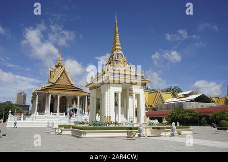 Statue von König Norodom vor der Silberpagode In der Nähe des Royal Palace of Cambodia Complex Stockfoto