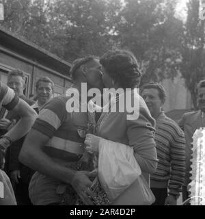 Finish Tour de France im Parc des Prince in Paris Tourrenner begrüßt seine Frau Datum: 20. Juli 1957 Ort: Frankreich, Paris Schlüsselwörter: Frauen, Finishin Institution Name: Parc des Princes-Stadions Stockfoto