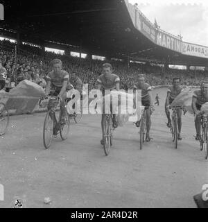 Beenden Sie die Tour de France im Parc des Prince in Paris Datum: 20. Juli 1957 Ort: Frankreich, Paris Schlüsselwörter: Finishes, Radfahrer Institutionenname: Parc des Princes Stadium Stockfoto