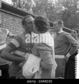 Finish Tour de France im Parc des Prince in Paris Tourrenner begrüßt seine Frau Datum: 20. Juli 1957 Ort: Frankreich, Paris Schlüsselwörter: Frauen, Finishin Institution Name: Parc des Princes-Stadions Stockfoto