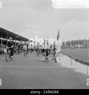 World Road Cycling Championats 1957 Music Corps on the Bike bietet musikalische Unterhaltung Datum: 18. August 1957 Ort: Belgien, Waregem Keywords: Musikcorps, Radsport Stockfoto