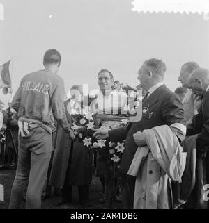 World Road Cycling Championats 1957 Verleihung des Weltmeisters bei den Amateuren Louis Cheers Datum: 17. August 1957 Ort: Belgien, Waregem Schlüsselwörter: Tribute, Name des Radfahrers: Cheers, Louis Stockfoto