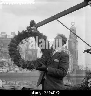 Weihnachtsbaummarkt am Singel Amsterdam Datum: 2. Dezember 1957 Ort: Amsterdam, Noord-Holland Schlüsselwörter: Weihnachtsbäume, Märkte Stockfoto