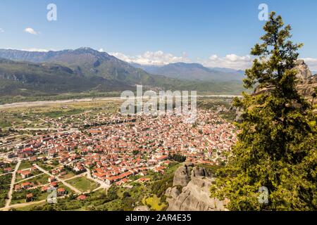 Kalabaka, Griechenland. Die schwarzen Felsen von Meteora und der Stadt Kalabaka, wie sie vom Kloster St. Stephanus aus zu sehen sind Stockfoto