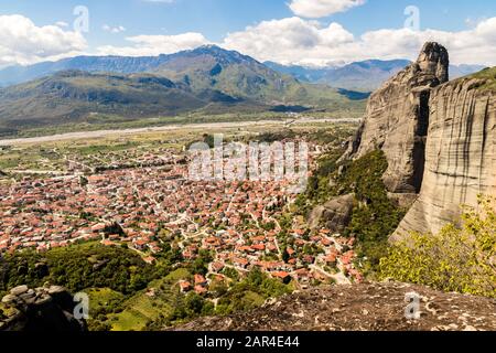 Kalabaka, Griechenland. Die schwarzen Felsen von Meteora und der Stadt Kalabaka, wie sie vom Kloster St. Stephanus aus zu sehen sind Stockfoto