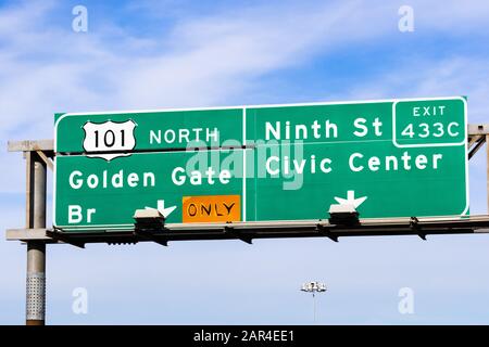 San Francisco Road Signage mit Wegbeschreibung zum Highway 101 North in Richtung Golden Gate Bridge und Abfahrt 433C Ninth St, Civic Center, Kalifornien Stockfoto