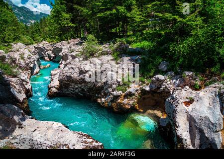 Bekannte Rafting- und Kajak-Anlage in Europa. Fantastischer Erholungsort und Kajak-Ziel. Schöner türkisfarbener Soca Fluss und Schlucht, Bovec Stockfoto