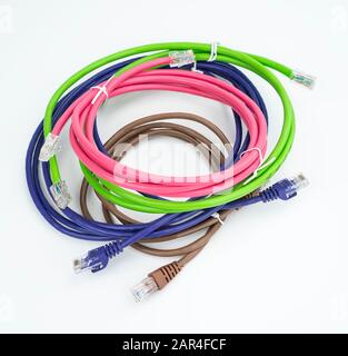 Bunte Netzwerkkabel auf weißem Hintergrund isoliert Stockfoto