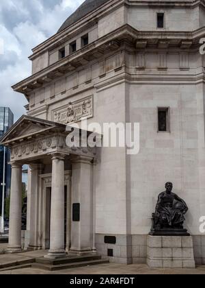 BIRMINGHAM, Großbritannien - 28. MAI 2019: Der Eingang zur Gedenkhalle für die Toten von Birmingham im Jahr WW1 auf dem Centenary Square Stockfoto
