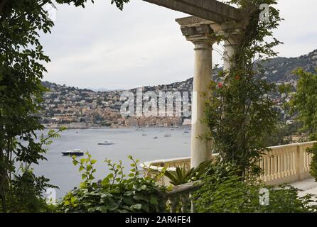 Blick auf Villefranche-sur-Mer vom Garten der Villa Ephrussi de Rothschild in Saint-Jean-Cap-Ferrat, Cote d'Azur, Provence, Frankreich Stockfoto