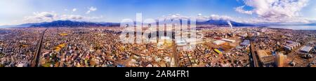 270 Grad Panorama der Stadt Shin-Fuji an der Küste Japans rund um das natürliche Wahrzeichen des Fujiyama. Großer Luftblick über das Stadtgebiet und die Berge. Stockfoto