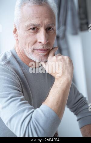 Lakonisches Porträt eines gutaussehenden alten Mann-Stock-Fotos Stockfoto