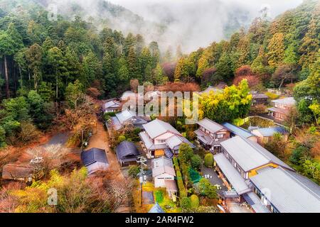 Der alte Tempel des Bhuddist tief im Pinienwald Japans in der Nähe von Kyoto - berühmtes Ohara-Tal mit natürlichen heißen Quellen und traditionellen Onsen. Stockfoto