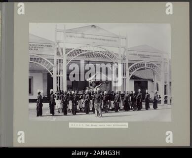 Fotoalbum: Surakarta zur Zeit von Soesuhoenan Pakubuwono X Djoli, einer Kutsche für Prinzessinnen. Über dem mittleren oder rechten Tor befindet sich: Slametnja Sri Baginda Maharaja Wilhelmina di Nederland bzw.. Slametnja Sri Padoeka Tuwan Subuhuenan di Surakarta Datum: 1. Januar 1909 Ort: Java, Niederländische Ostindien, Surakarta, Solo, Surakarta Schlüsselwörter: Träger, Kutschen, Kratone, Prinzessinnen persönlicher Name: Pakubuwono X Stockfoto