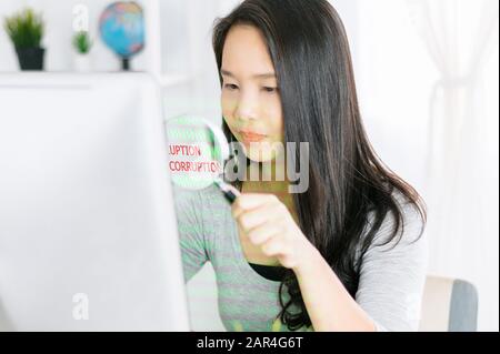 Frau mit Lupe Glas Prüfung eines Desktop Computers. Scannen von Dateien Suchen Verarbeitung Anti-virus-Konzept Stockfoto