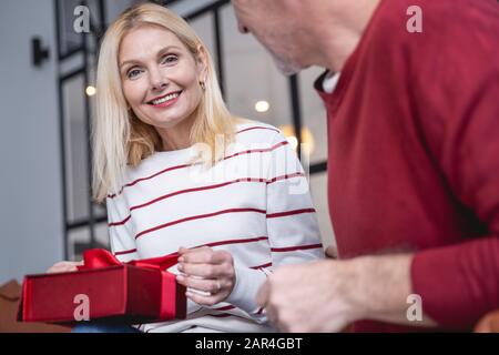 Schöne Frau, die ihren Geburtstag hat, mit Stock-Foto Stockfoto
