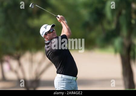 Dubai, VAE. Januar 2020. Ryan Fox of New Zealand spielt in der Endrunde während der PGA European Tour Dubai Desert Classic im Emirates Golf Club, Dubai, VAE am 26. Januar 2020 einen Schuss ins erste Grün. Foto von Grant Winter. Nur redaktionelle Nutzung, Lizenz für kommerzielle Nutzung erforderlich. Keine Verwendung bei Wetten, Spielen oder einer einzelnen Club-/Liga-/Spielerpublikationen. Kredit: UK Sports Pics Ltd/Alamy Live News Stockfoto