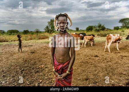 Omo VALLEY, ÄTHIOPIEN - 11. AUGUST 2018: Junge vom afrikanischen Stamm Mursi posiert für ein Porträt Stockfoto