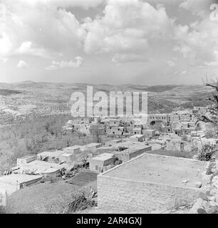 Israel 1948-1949: Peki'in Dorf mit im Hintergrund die Hügel von Galiläa Datum: 1948 Ort: Galiläa, Israel, Peki'in Schlüsselwörter: Dorfbilder, Hügel, Panoramas, Wolken, Häuser Stockfoto